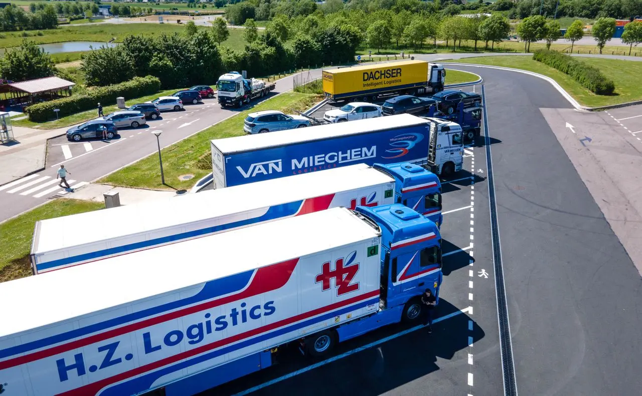 Vrachtwagens en logistieke voertuigen op een transportlocatie